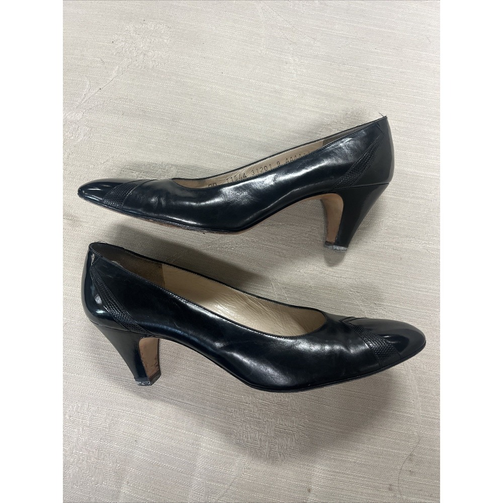 SALVATORE FERRAGAMO Leather Pumps Almond Toe - Women's Size 9 AAAA